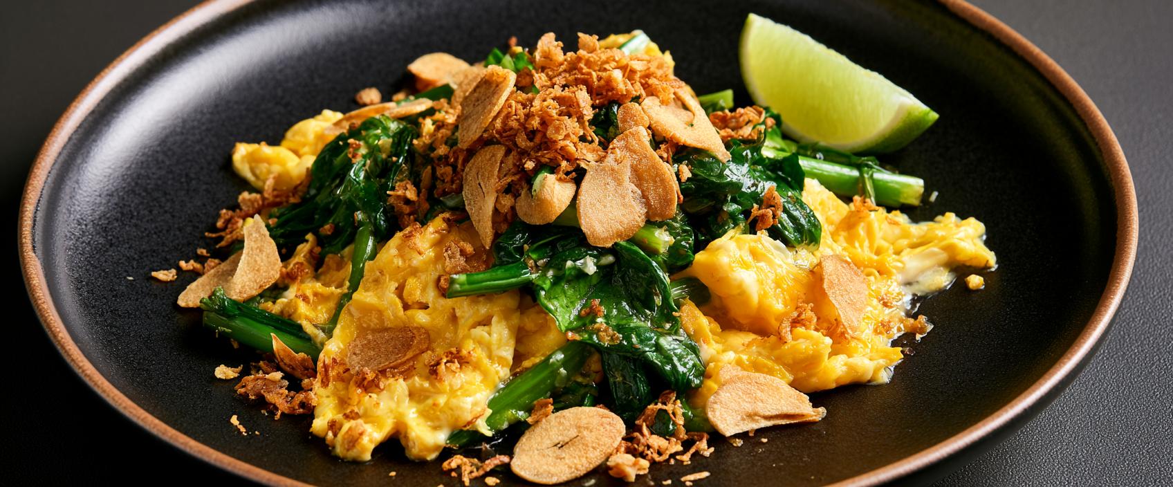 Bai Liang Pad Kai — Thaise roerbak met ei en bladgroente (spinazie)