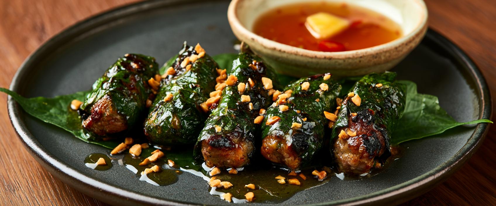 Bò Nướng Lá Lốt — Vietnamese rundvleesrolletjes in lá lốt-blad met mỡ hành, pinda en mắm nêm