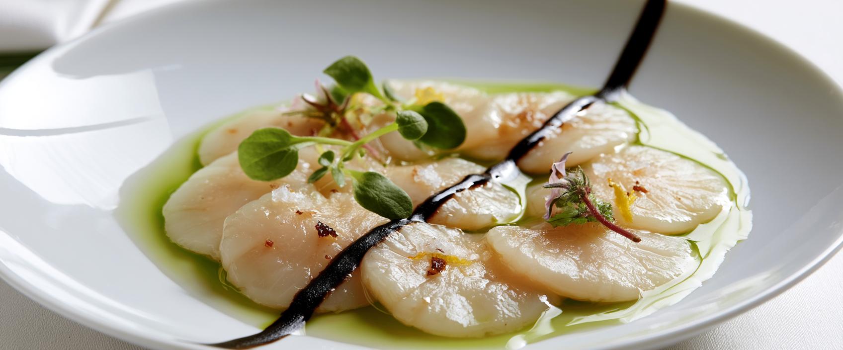 Carpaccio van Coquille, Groen Tomatenwater en Olie van Gebrande Basilicum