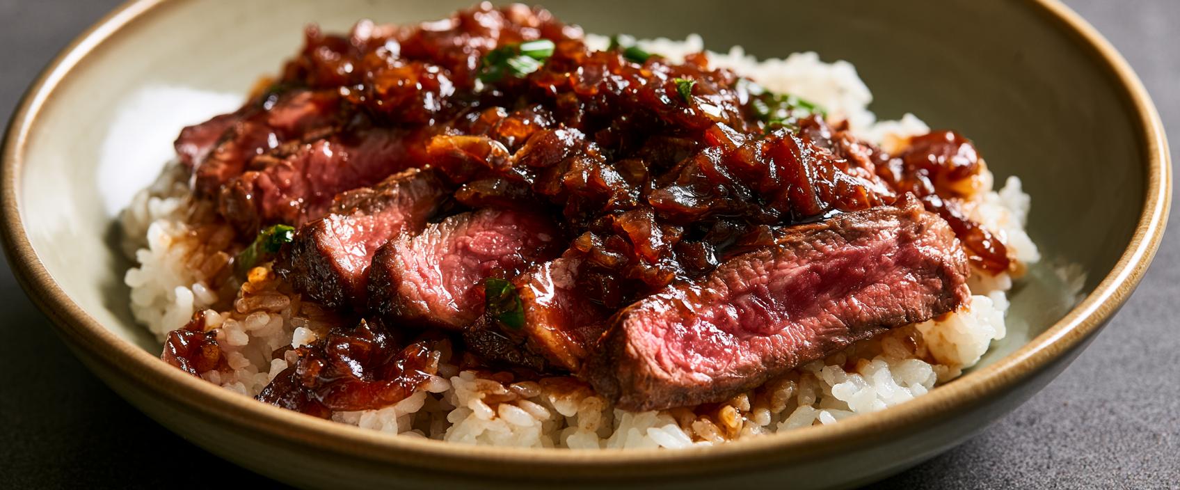 Chaliapin Steak Don — rosé entrecôte met boterige uienjus en ume-rijst