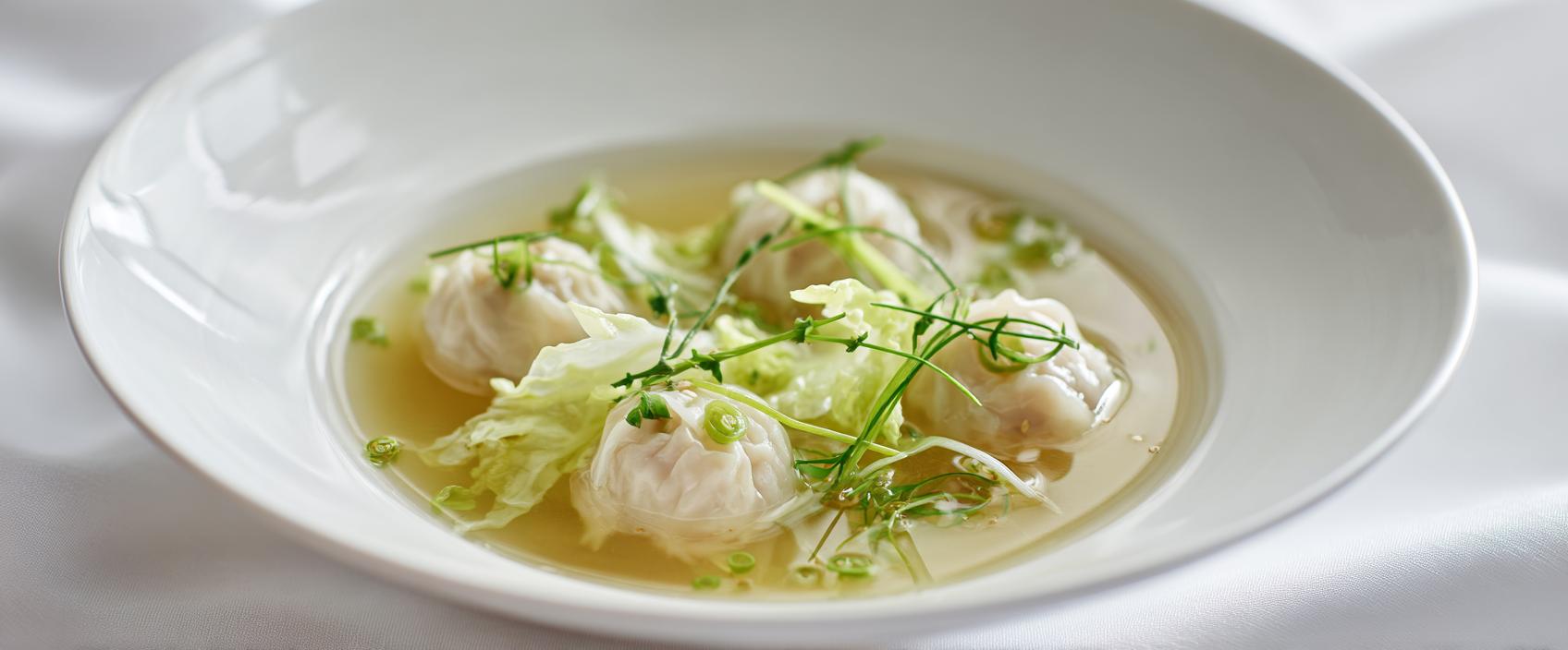 Chinese wontonsoep met varkensgehaktvulling, koolreepjes en ijsbergsla