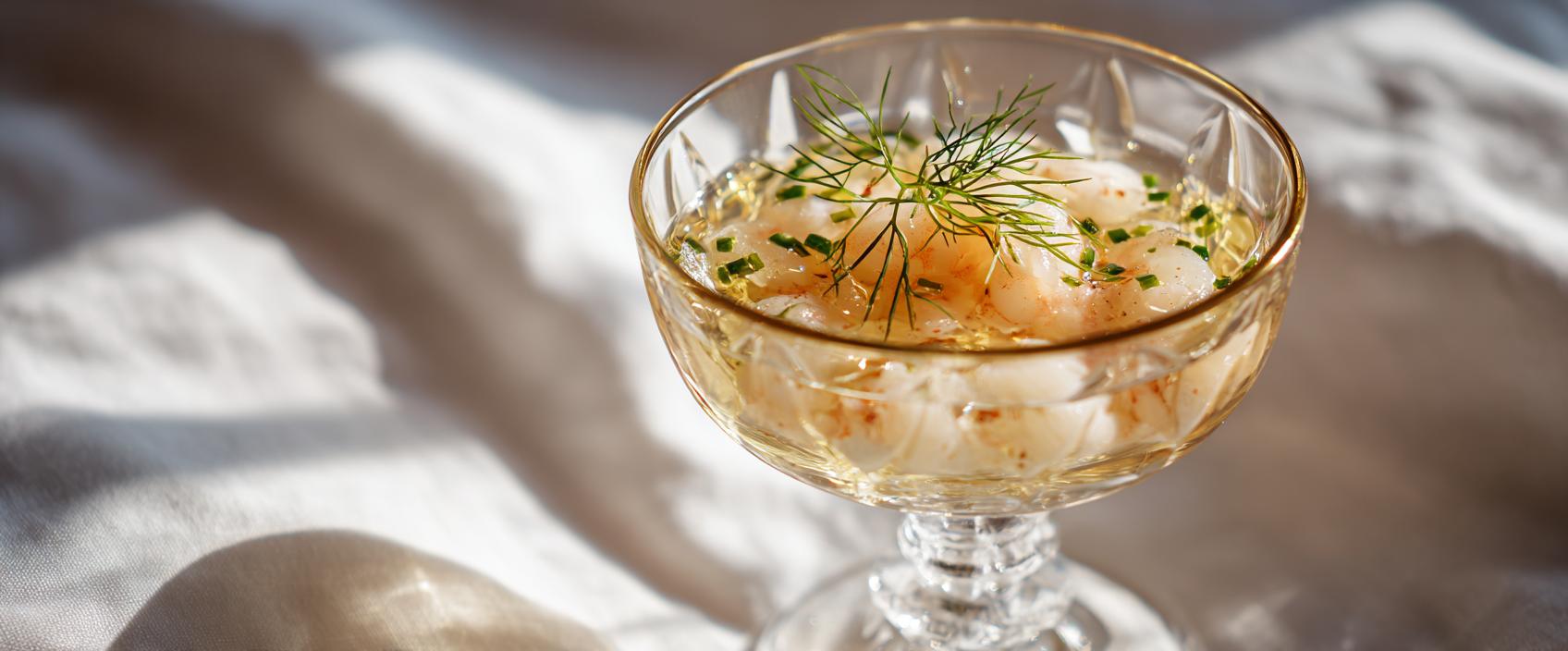"Cocktail Di Scampi" — Scampi-Tartaar In Martini-Gelei Met Cocktailsaus-Echo — Uliassi-Stijl