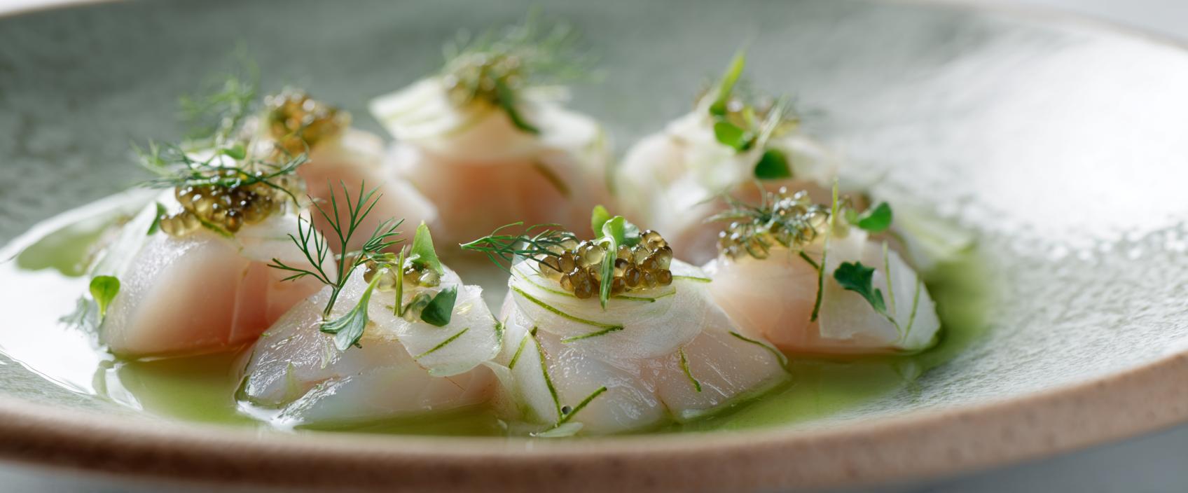 Crudo van zeebaars — rauwe zeebaars met venkel-jalapeño bouillon, Conference peer, jalapeño-crème en Oscietra kaviaar