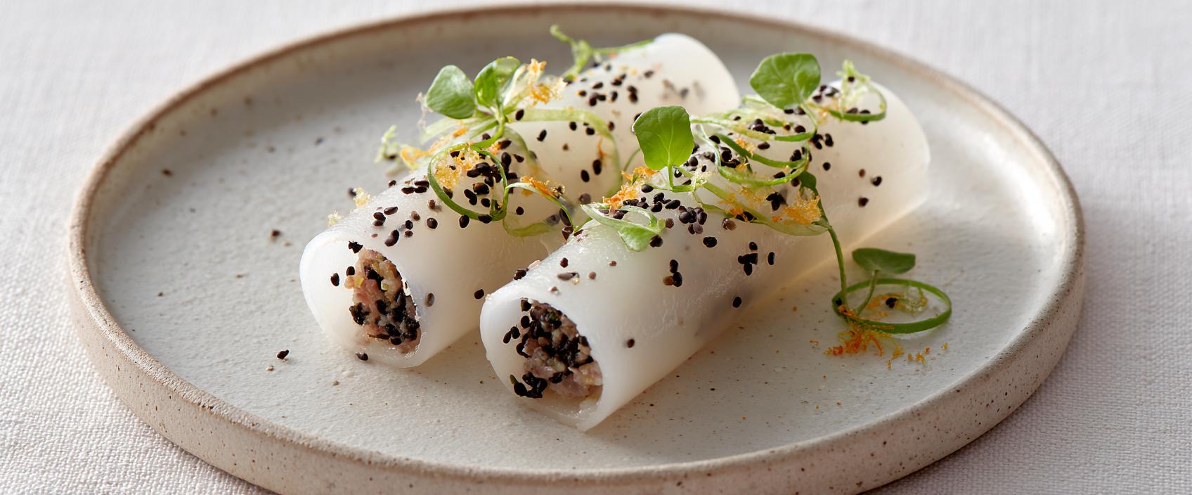 Daikonrol met rundertartaar, zwarte sesam en yuzu