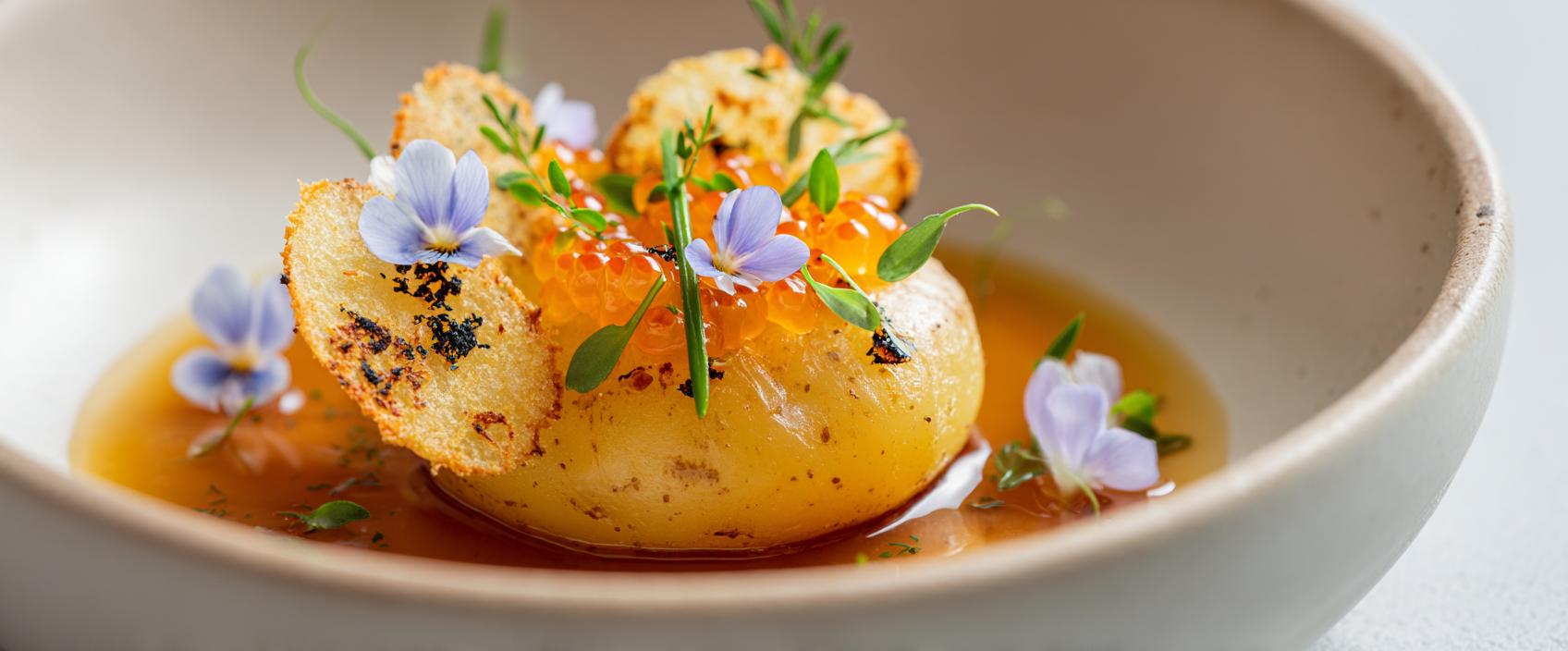 De Aardappel — dulse beurre blanc, forel- en haringkuit, azijnchip