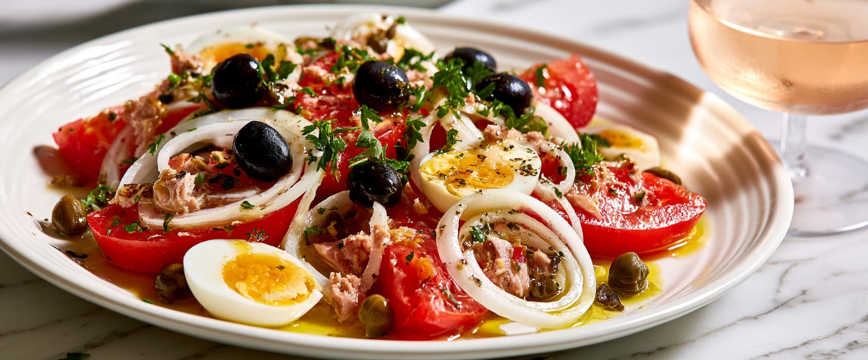 Ensalada murciana — tomaat, ui, tonijn en ei