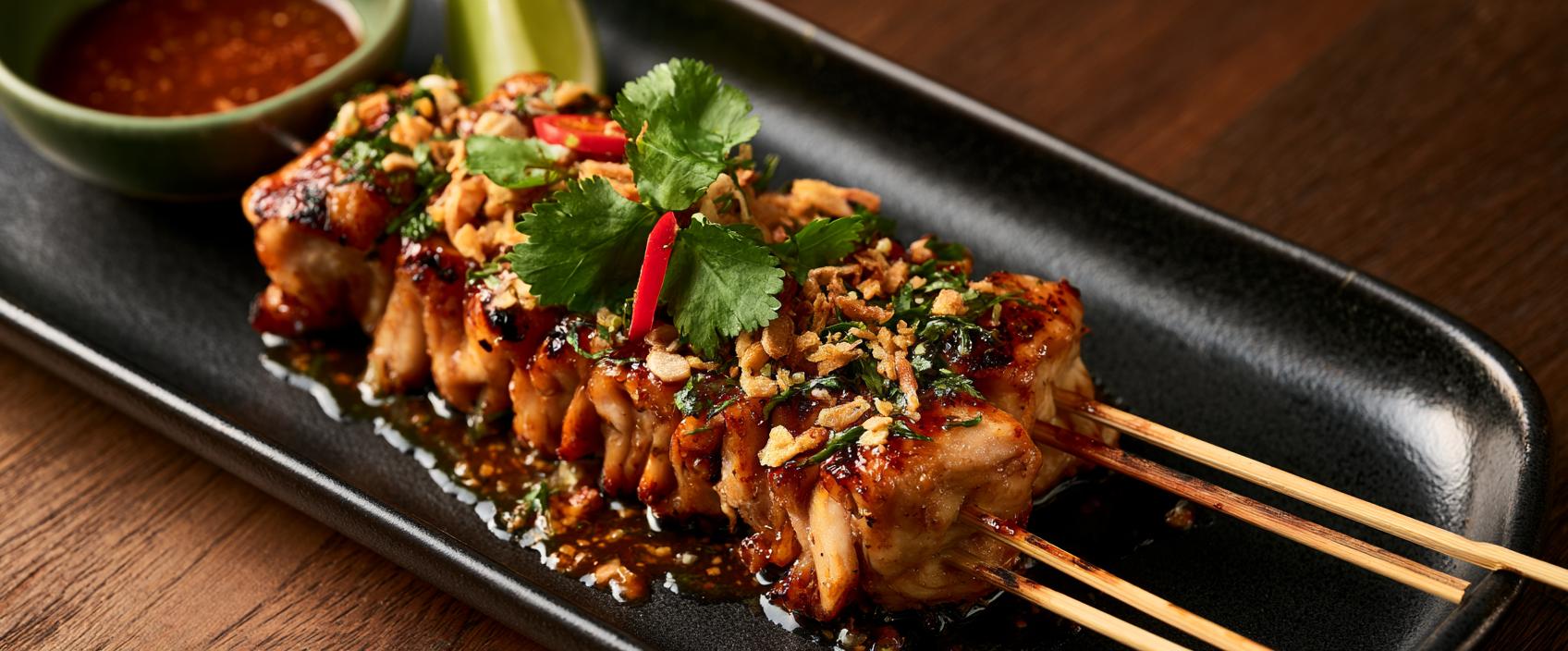 Gai Yang Saté met tamarinde, korianderwortel en gedroogde chili