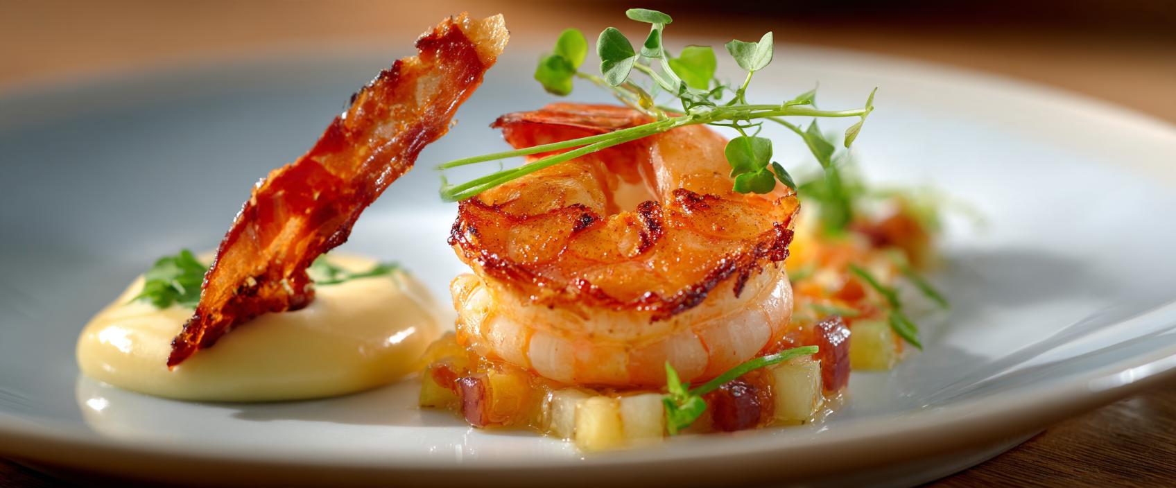 Gamba met appel-meloensalsa, kokos-kerriecrème en krokante serrano