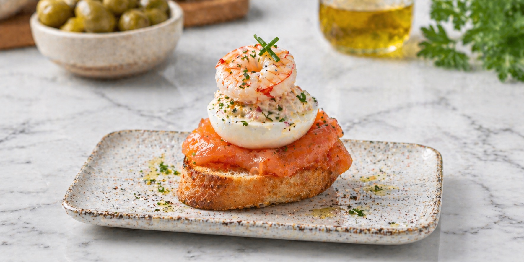 Pintxo de huevo relleno met zalm en garnaal