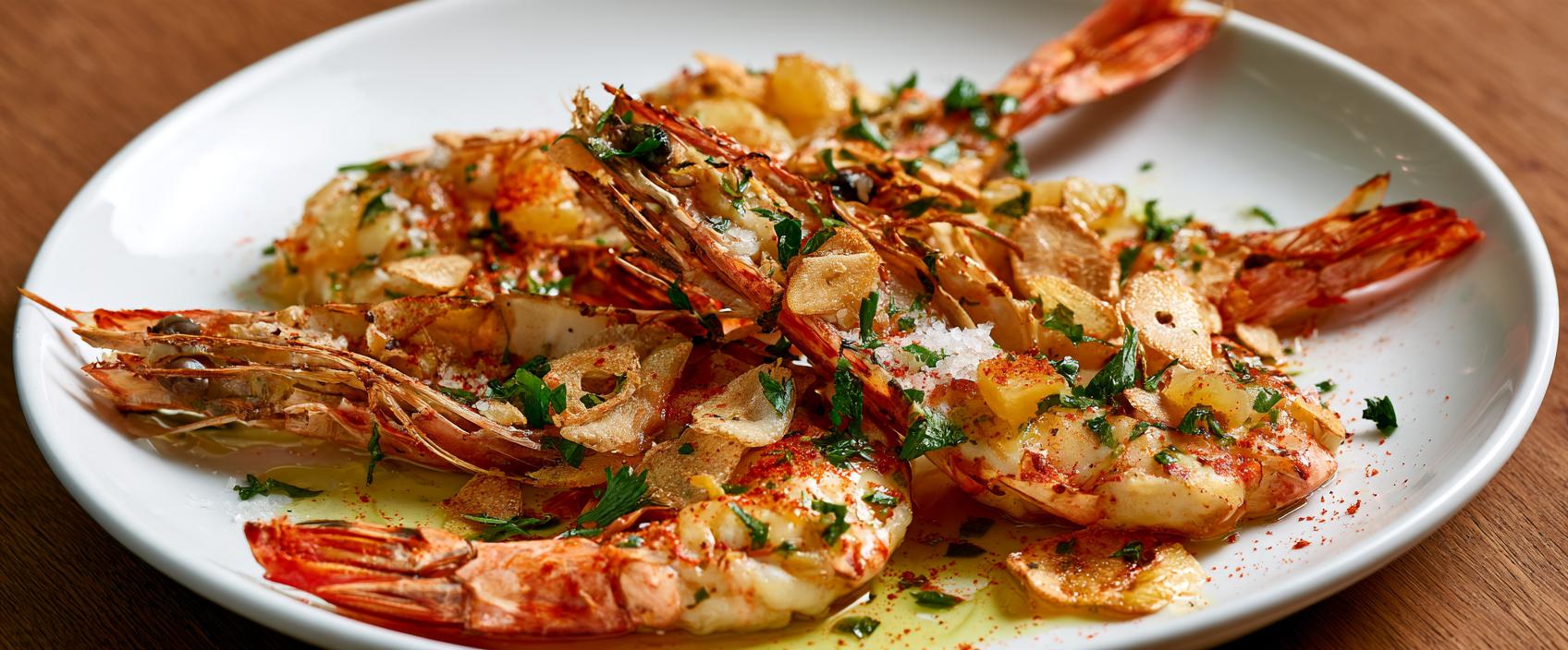 Garnalen a la Plancha met knoflookchips en ingelegde citroen