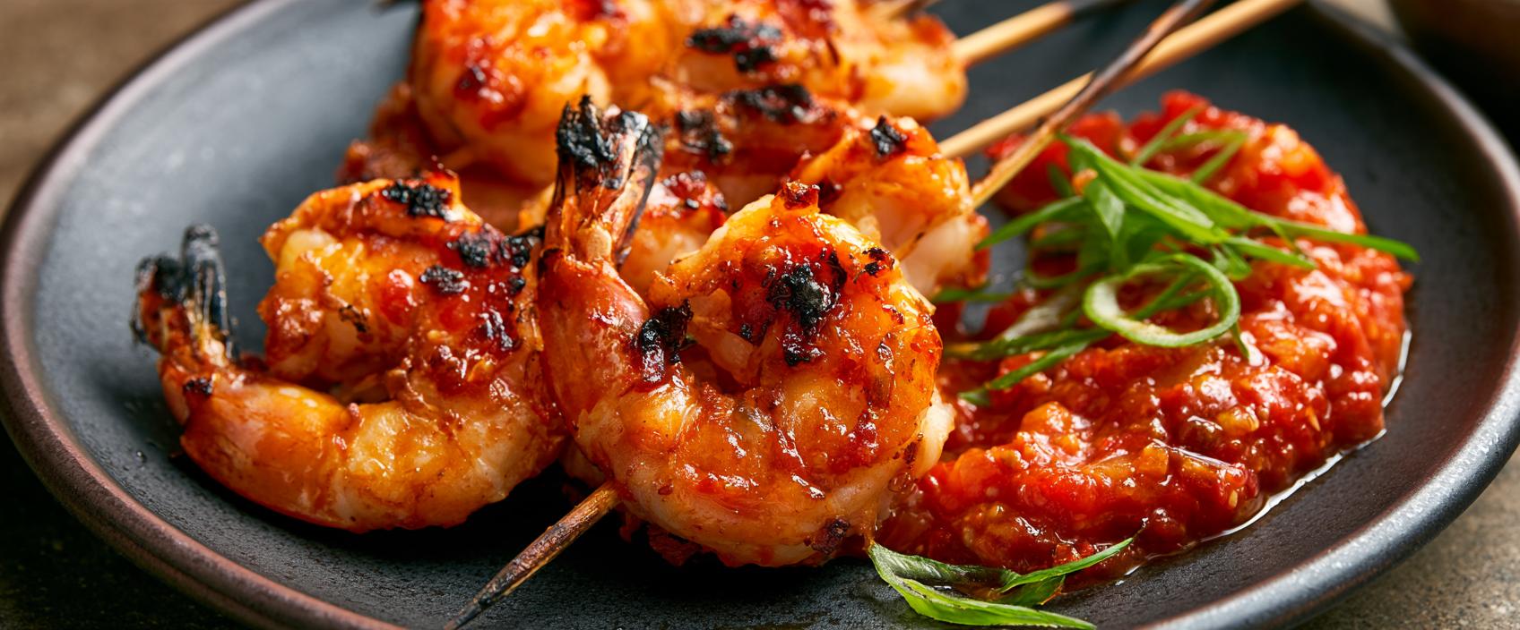 Garnalensaté met sambal-tomatensaus