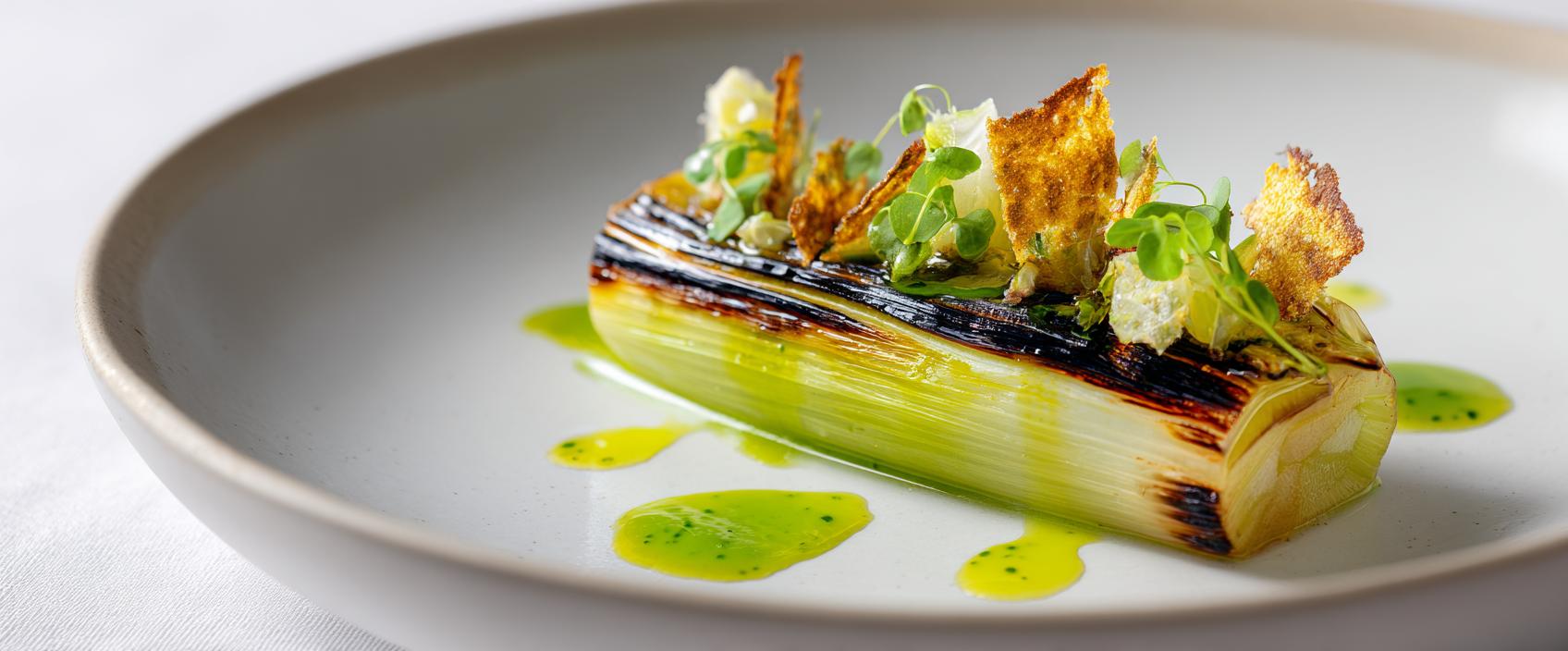 Geroosterde Prei met Mosselvinaigrette, Lavasolie en Krokante Aardappelkaantjes