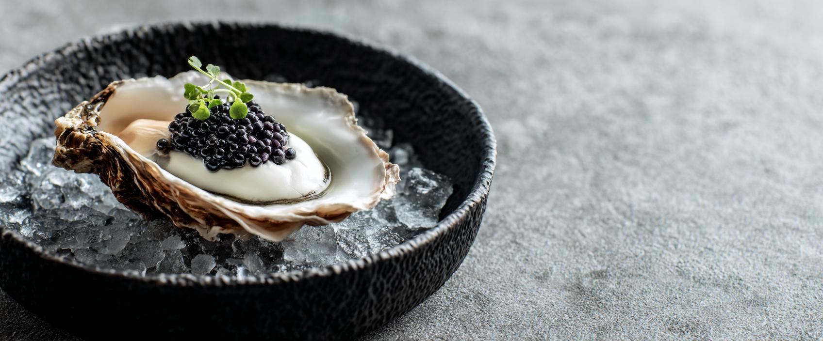 Gillardeau oester met witte chocoladecrème en Oscietra kaviaar
