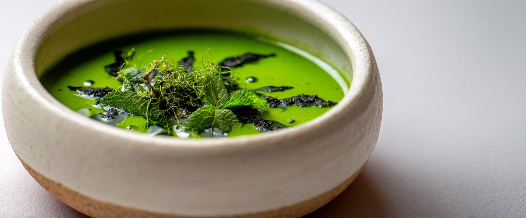 Groene Fluwelen Muntsoep Met Oesterjus, Kokkels En Gebrande Munt — Uliassi-Stijl
