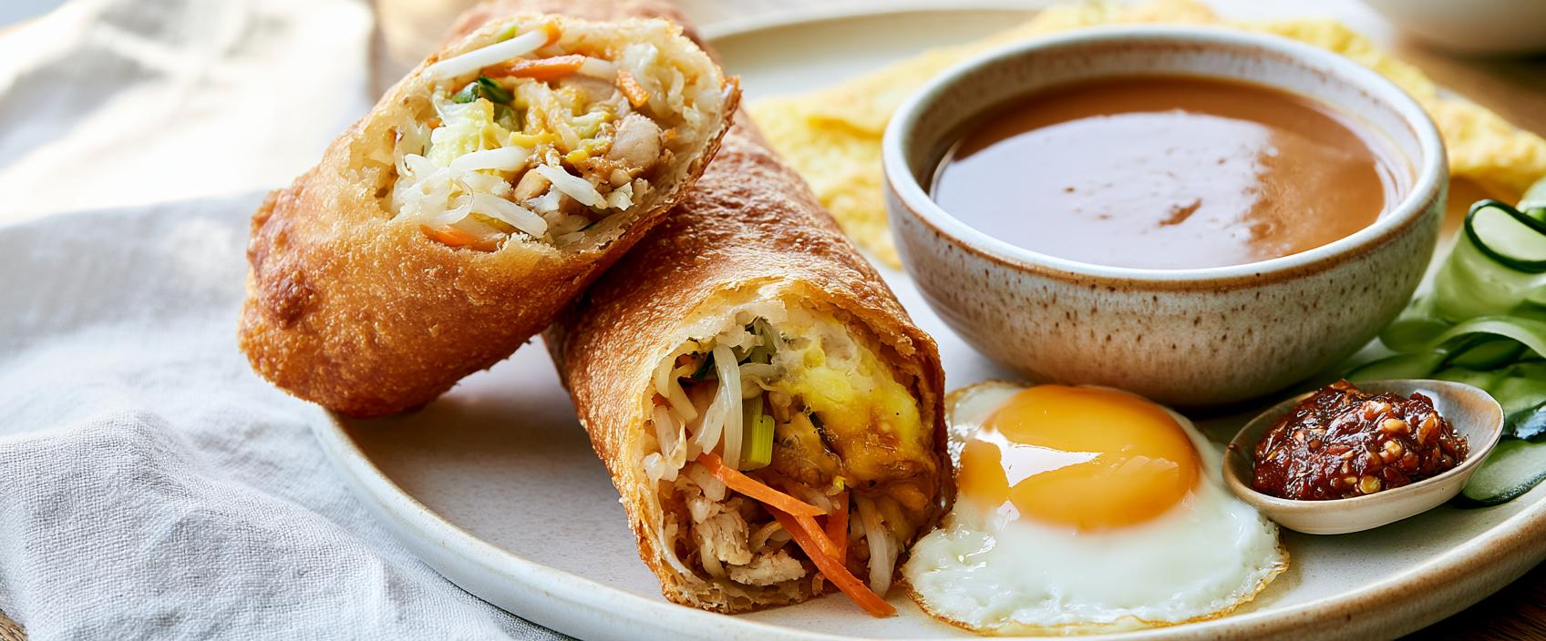 Grote loempia met kippendij en taugé — zelfgemaakte loempiavellen, pindasaus en sambal