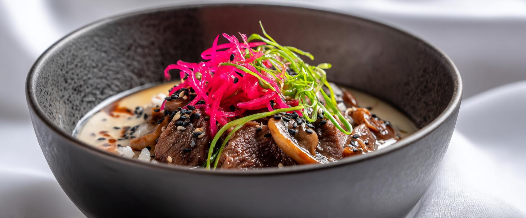 Gyudon — entrecôte met gesmoorde ui, paddenstoelen en ingelegde rode rammenas