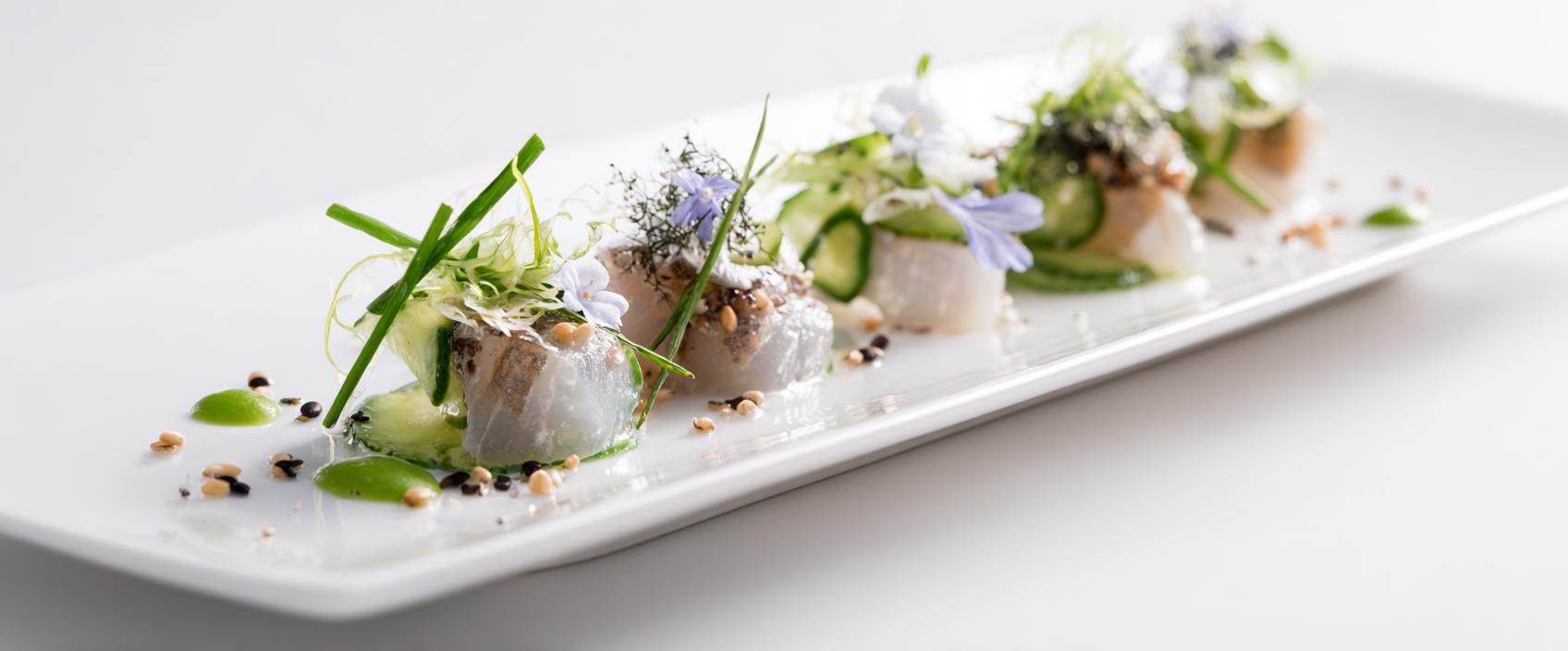 Hollandse nieuwe op Japanse wijze — haringrol in nori met sushirijst, gepickelde komkommer en wasabi-crème fraîche