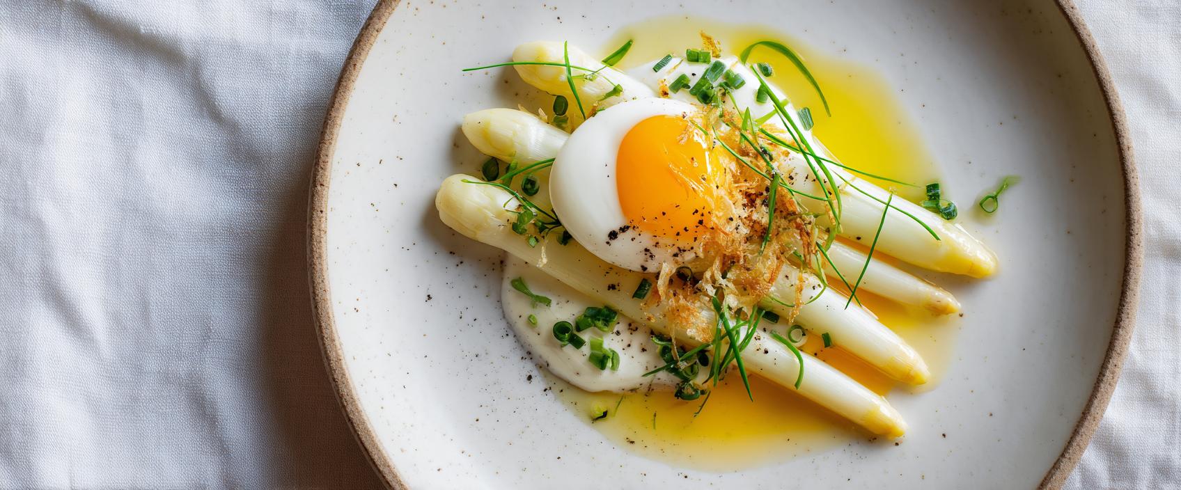 Hollandse witte asperges met dashi-vinaigrette, witte miso-crème en gepocheerd ei — Sézanne-stijl
