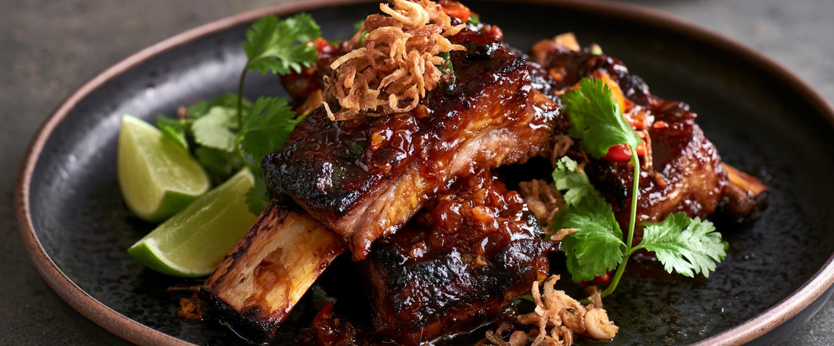 Iga Bakar Kecap — plakkerige Indonesische runderribben