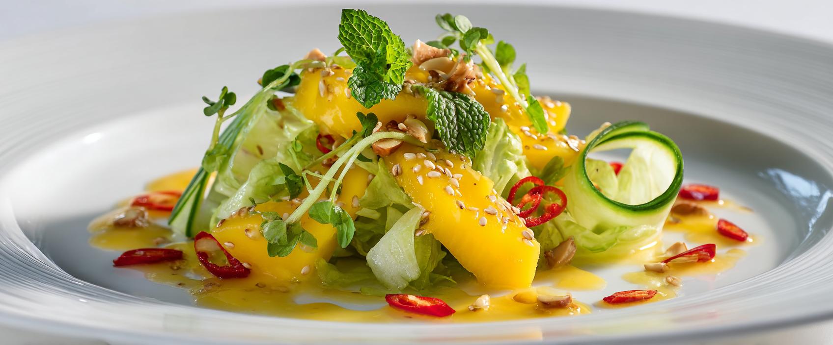 IJsbergsla met mango, komkommer, munt en limoen-sesamdressing