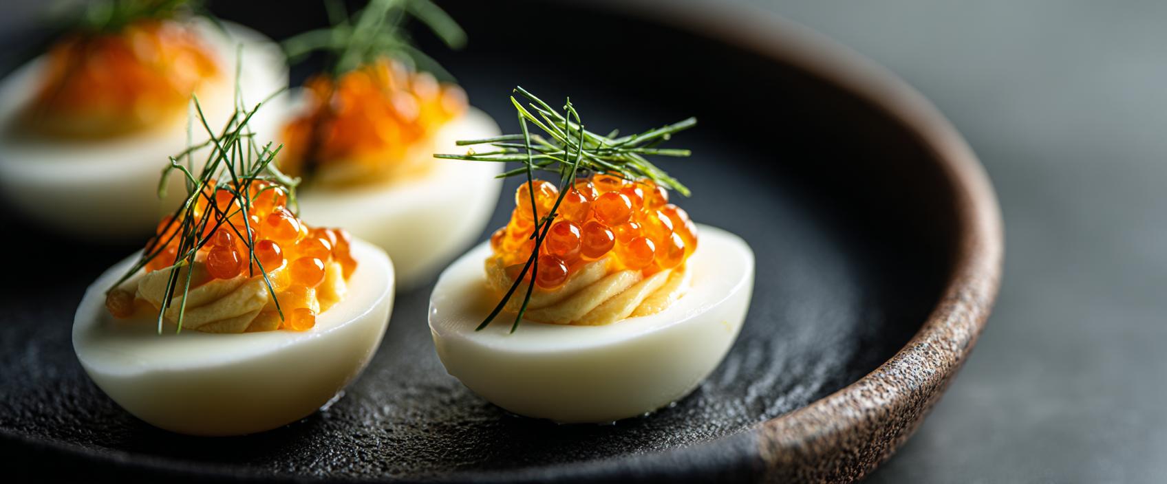 Japans gevuld ei met miso-Kewpie emulsie en forelkuit