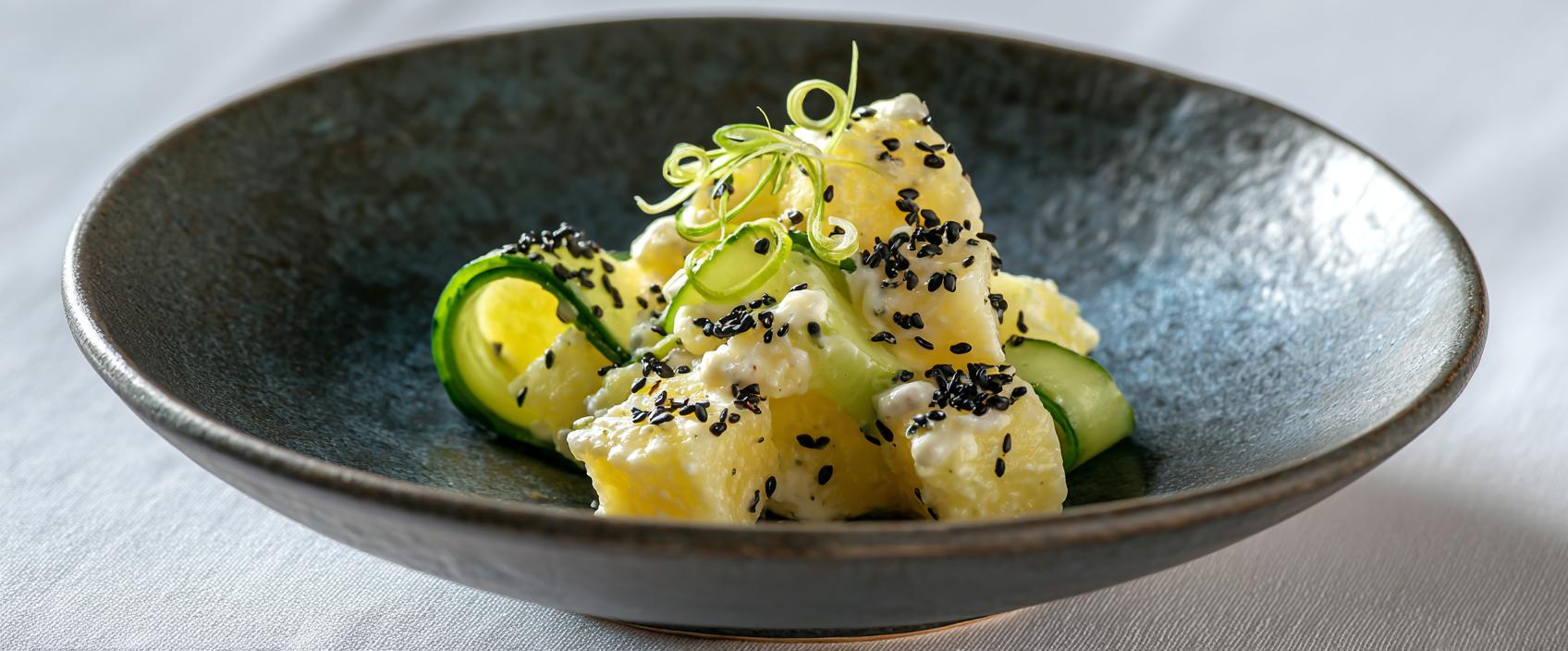 Japanse aardappelsalade met wasabi-Kewpie dressing en komkommer