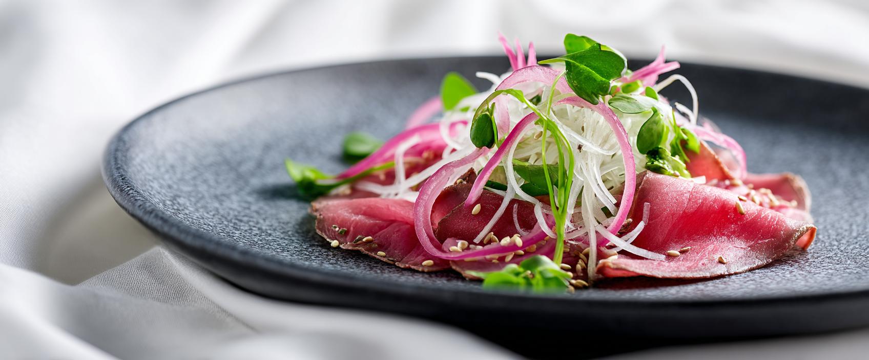 Japanse rundvleessalade met rosbief, daikon en wasabi-dashi vinaigrette