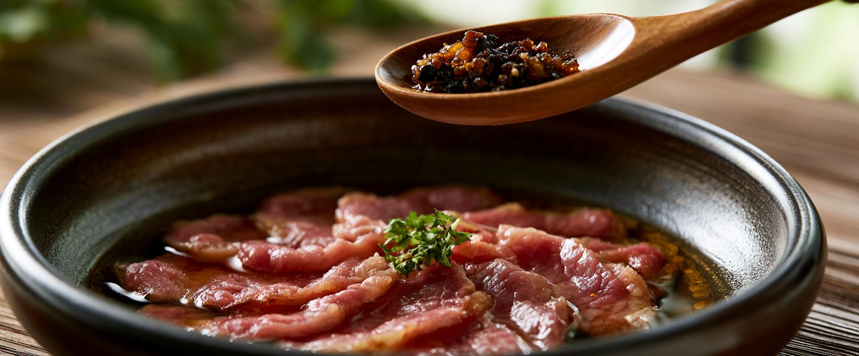 Kalf in dashi met gefermenteerde bosbes