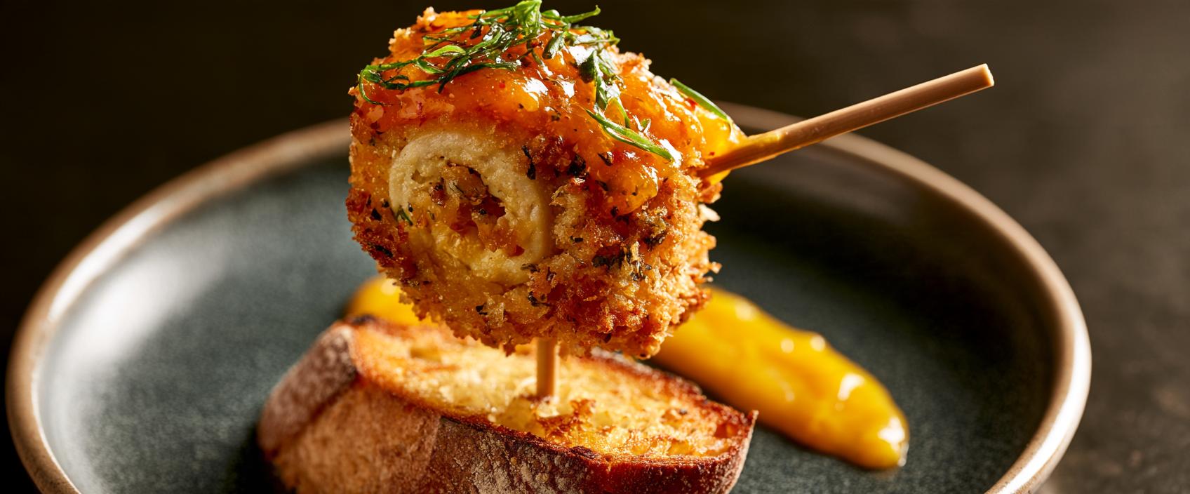 Kip-lolly met krokante panko en pittige mango-chililak