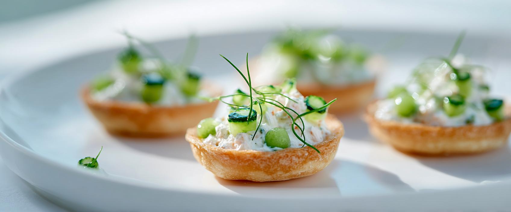 Krab-tarteletje met wasabi-limoencrème, Granny Smith, komkommer en tobiko