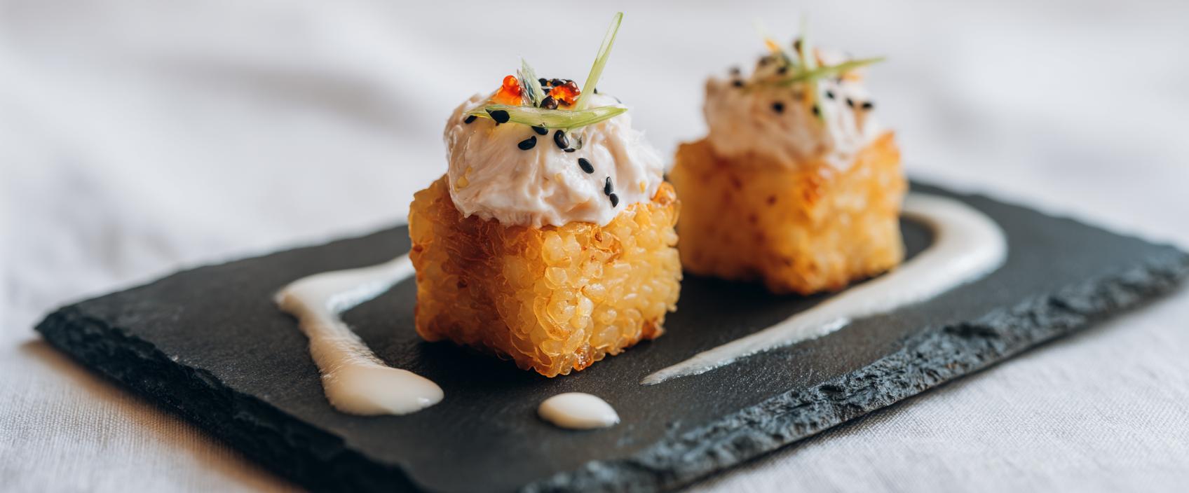 Krokant rijstblokje met spicy tonijncrème