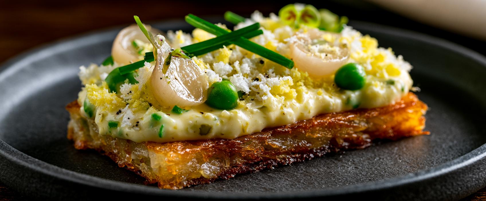 Krokante Aardappeltegel met Huzarensalade, Geraspt Ei en Amsterdamse Uitjes