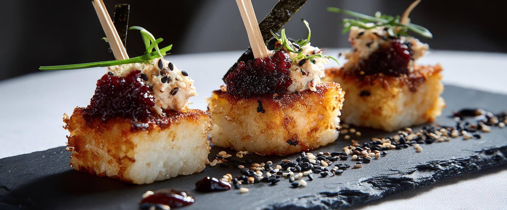 Krokante rijstblokjes met pittige tonijntartaar, avocado-limoencrème en gochujang — Nobu-stijl