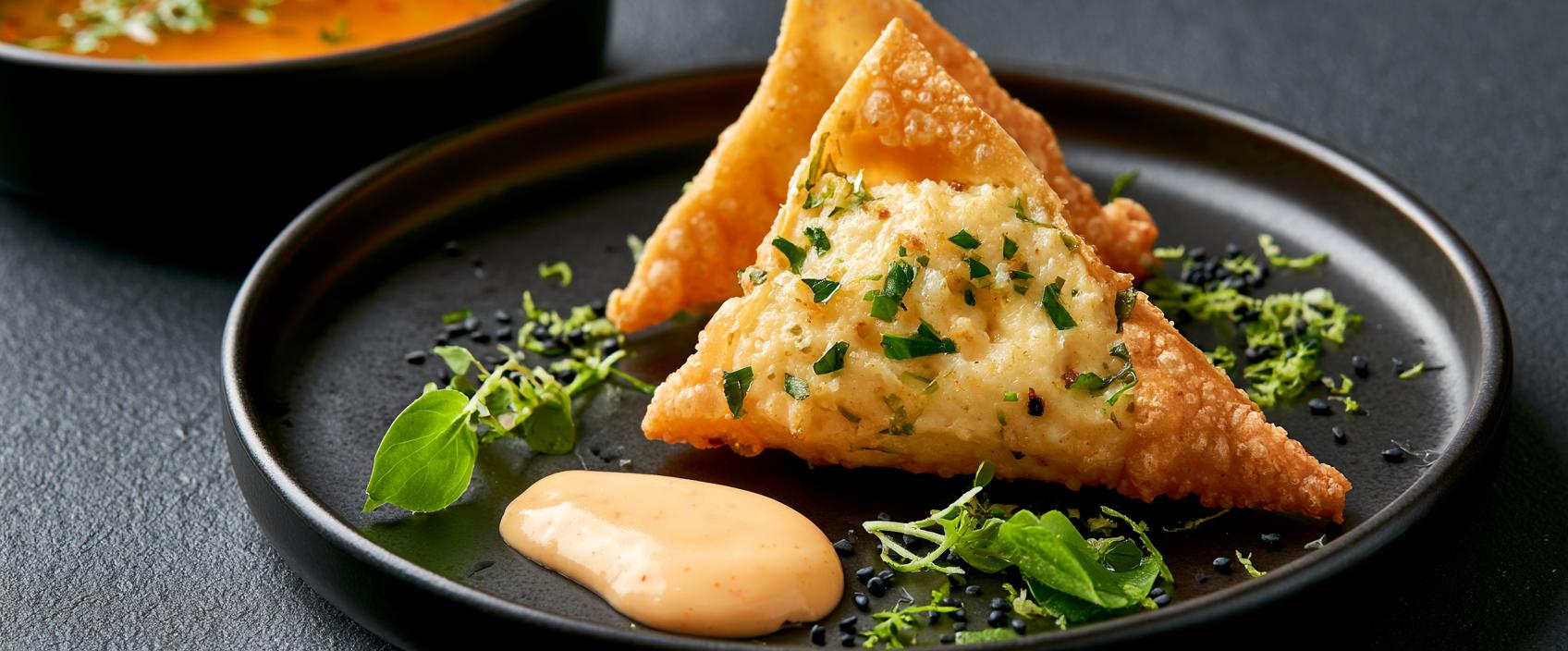 Krokante viswonton met Thaise basilicum, limoenblad en romige chilidip