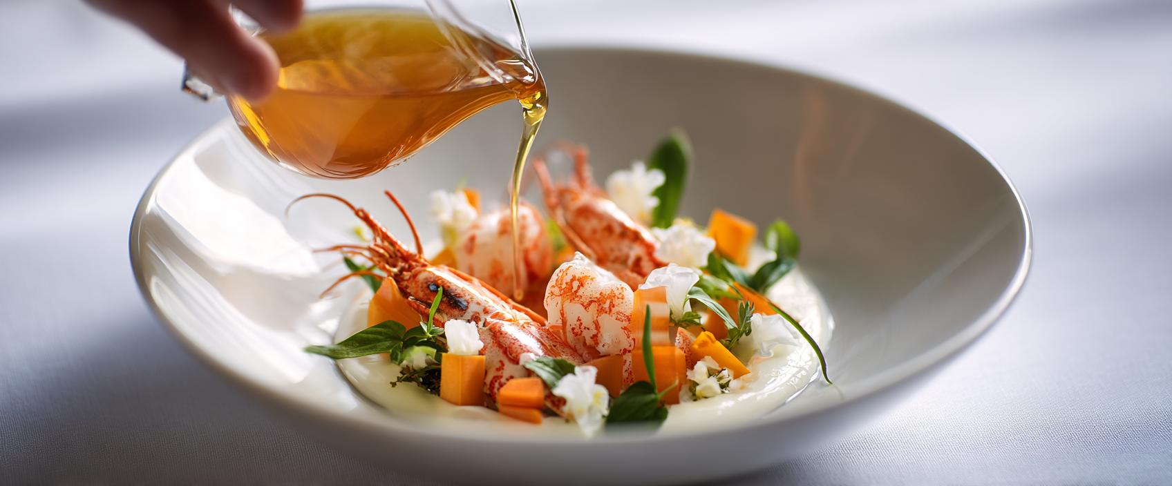 Langoustines à la Nage — Royal scampi met bloemkoolcrème, groentejulienne en schaaldierennage