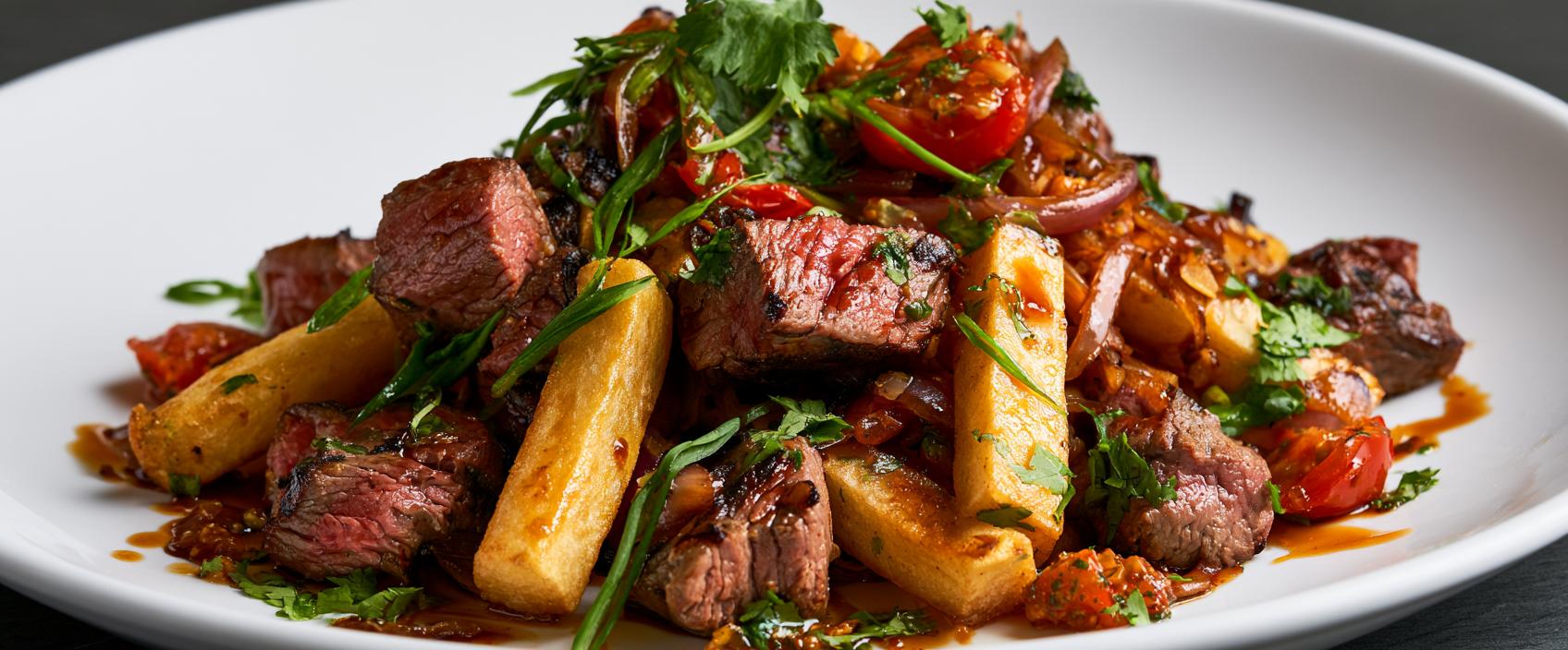 Lomo Saltado — Peruaans-Chinese rundvlees-roerbak met friet en rijst