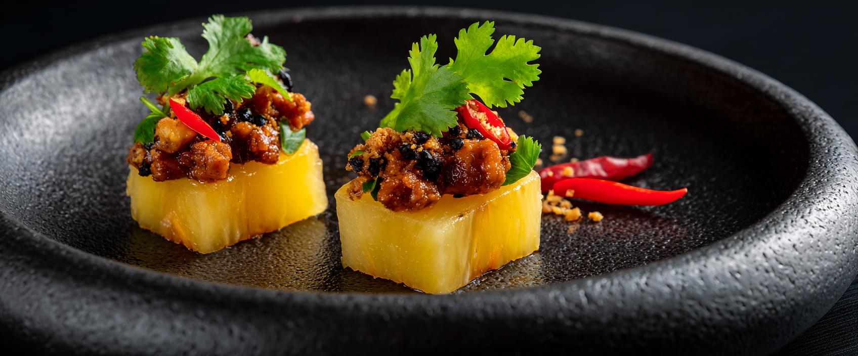 Mahor — ananas met gekaramelliseerd varkensgehakt, pinda en koriander