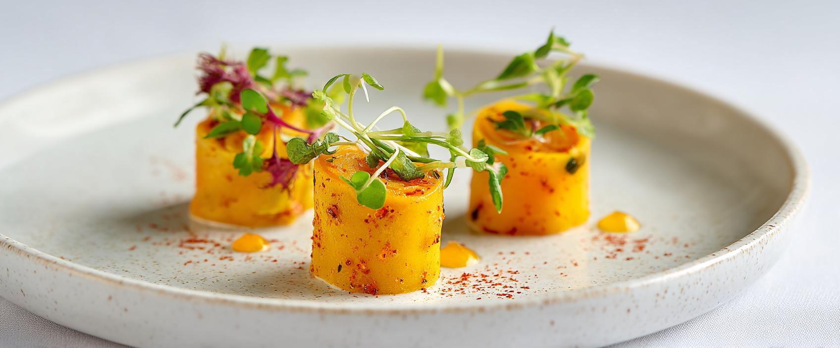 Mangorolletje met krabsalade, limoen, bieslook en piment d'Espelette