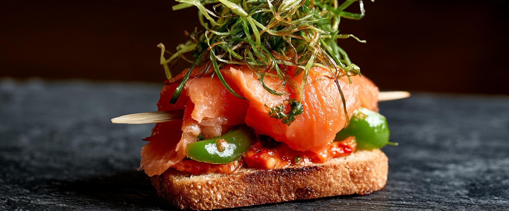 Mari Juli — pintxo met warmgerookte zalm, piparra en krokante prei