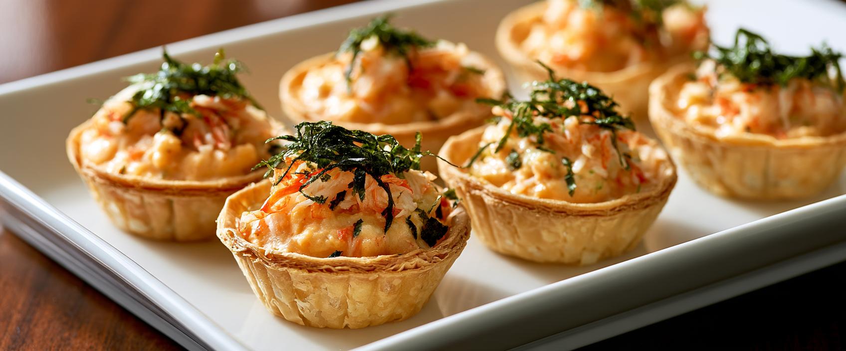Mini krab-tartelet met fluweelzachte schaaldiercrème en crispy nori