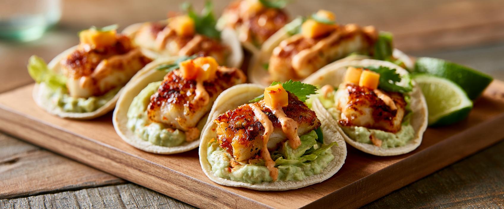 Mini vistaco's met zeebaars, mango en avocado-limoencrème