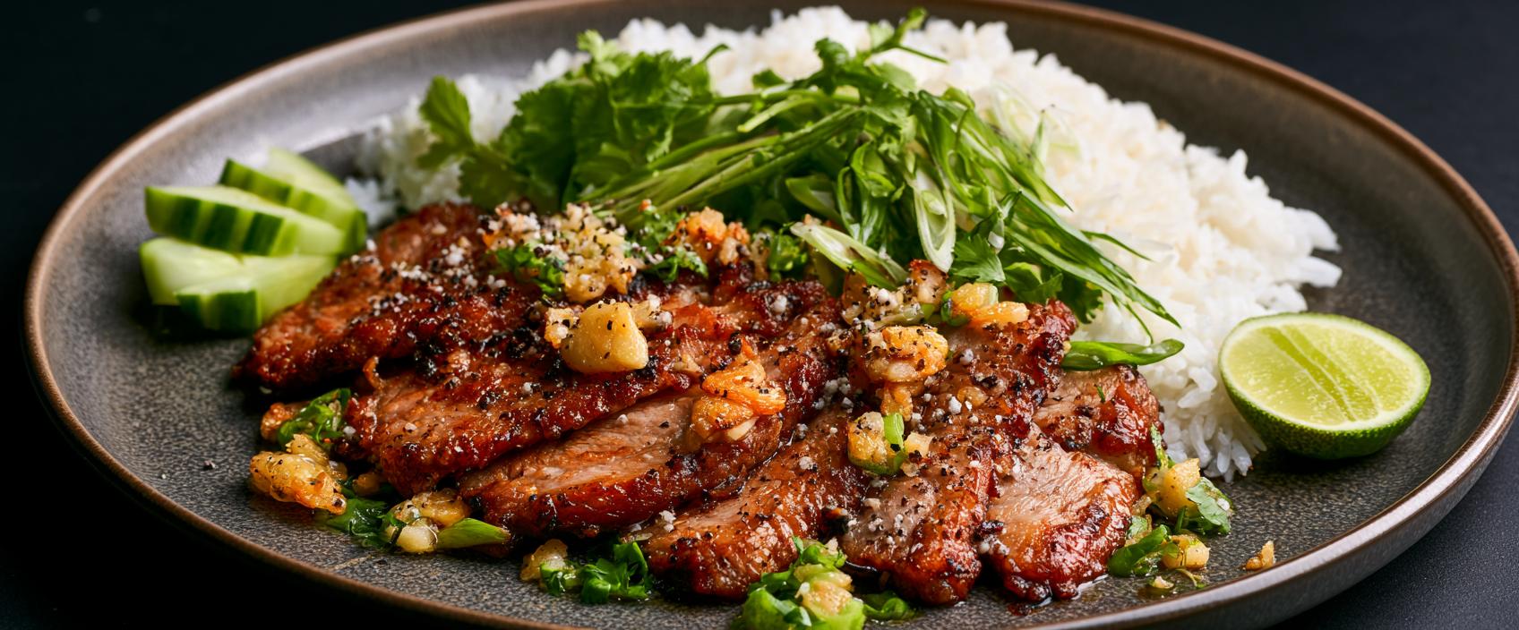 Moo Kratiem Prik Thai — Thai knoflook-pepervarken met krokante knoflookchips