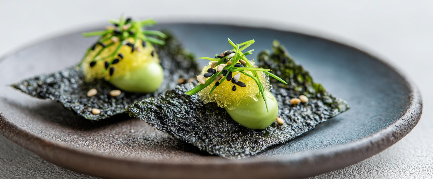 Nori-chip met avocado-wasabicrème en limoen