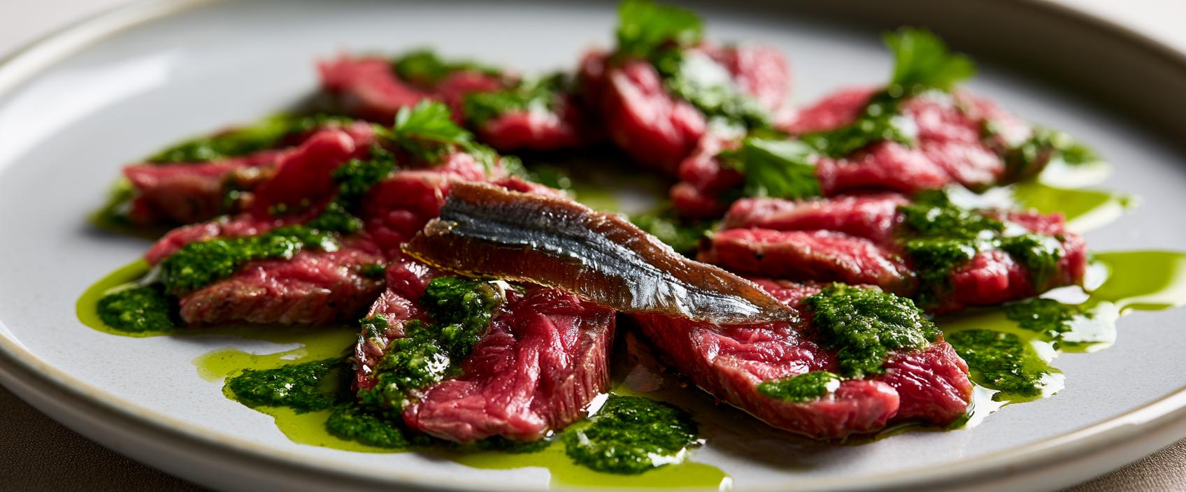 Olie-Gegaarde Ossenhaas met Piemontese Salsa Verde en Cantabrische Ansjovis