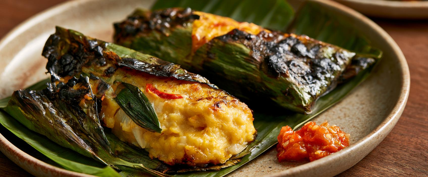 Otak-otak Bakar met Kabeljauw — gegrilde vismousse in bananenblad