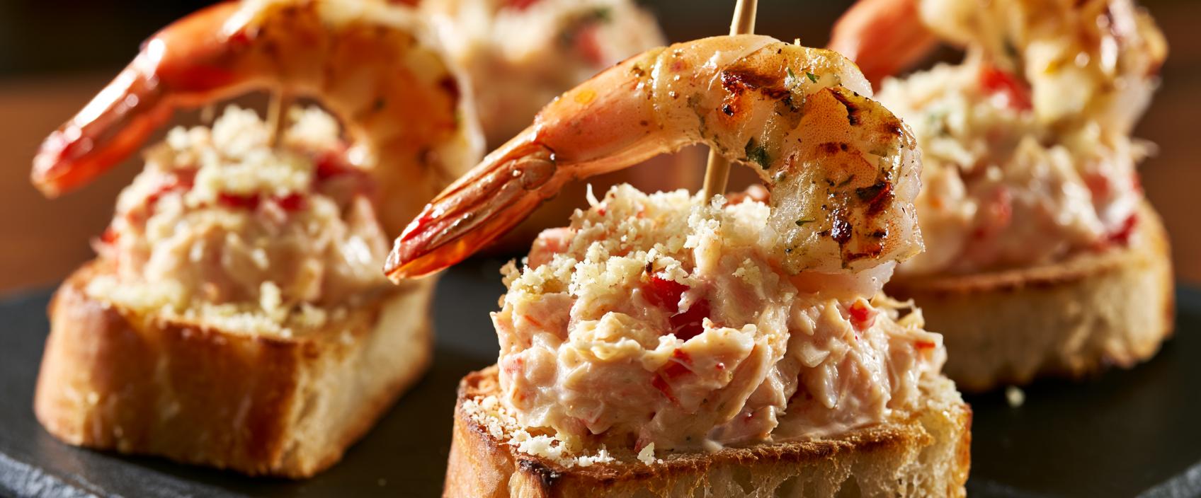 Pintxo van krabsalade met ei en gegrilde garnaal