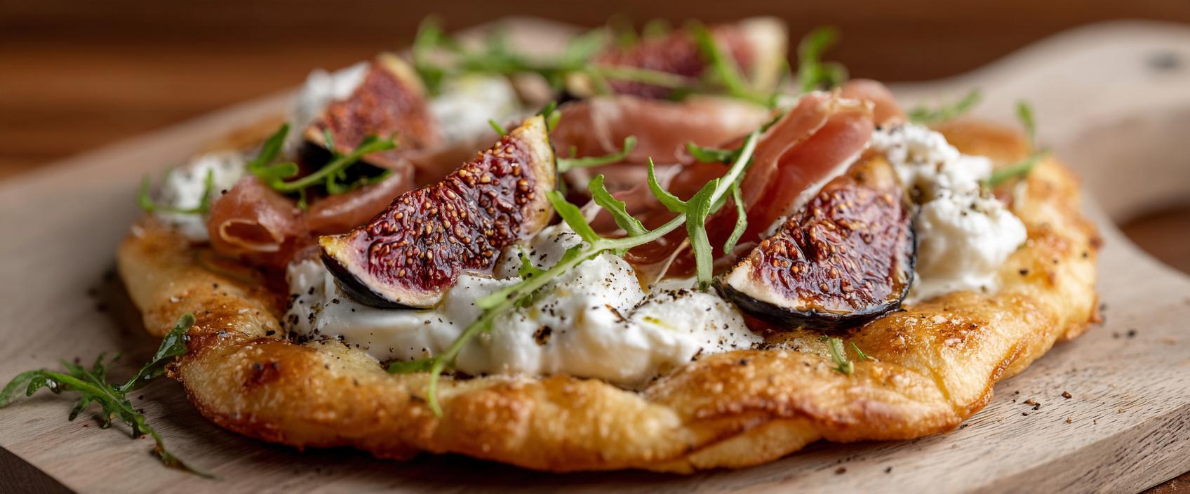 Pizzicotto aperto met burrata, vijg en prosciutto arrosto
