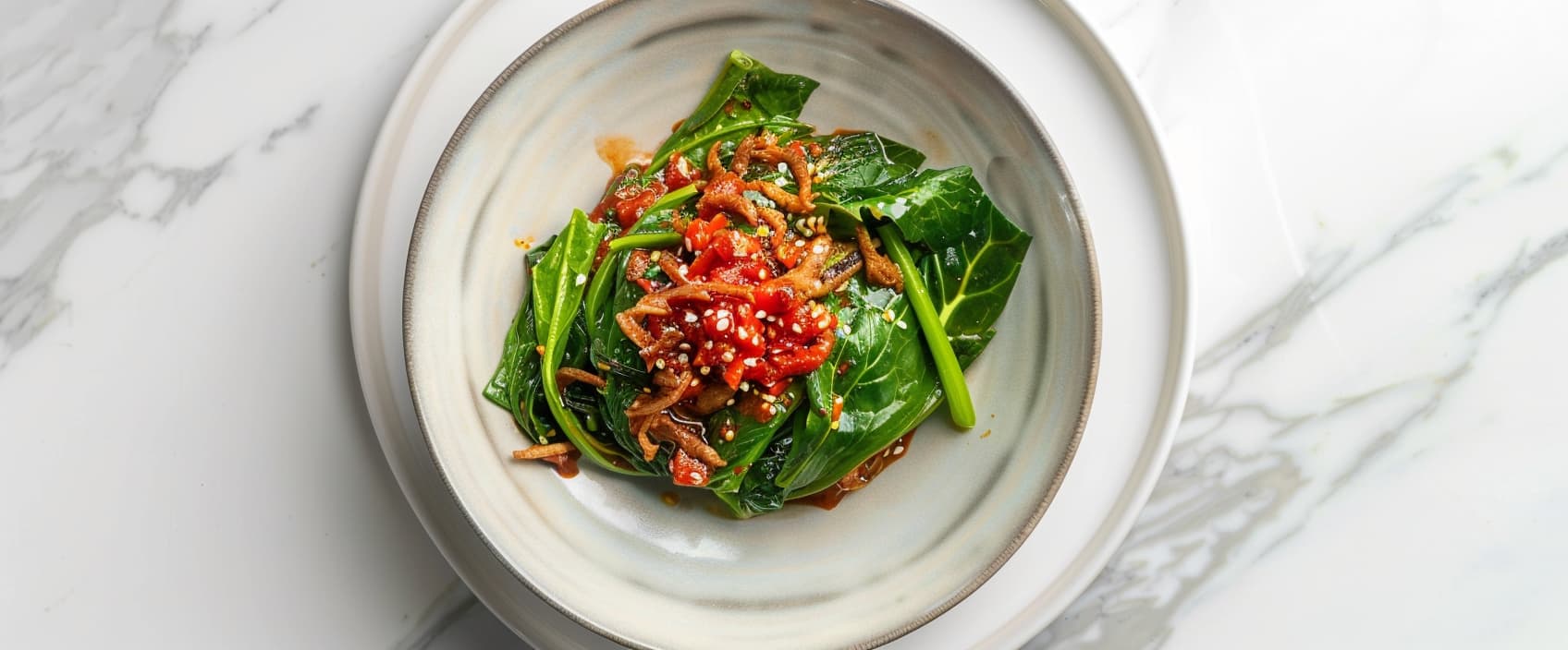 Plecing Kangkung — waterspinazie met rauwe tomatensambal