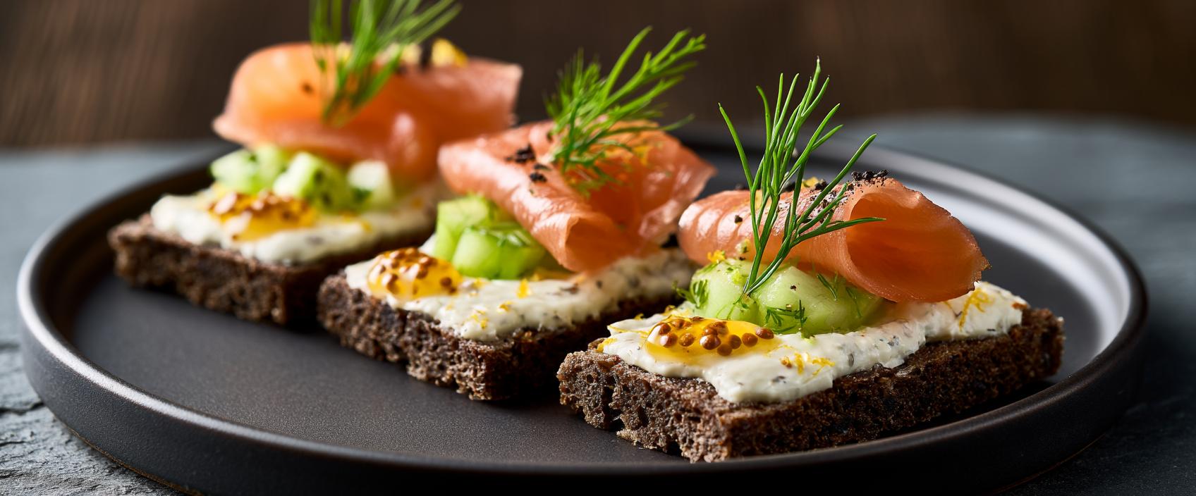 Roggebrood met Gerookte Zalm, Appel-Dille en Warme Mosterdboter