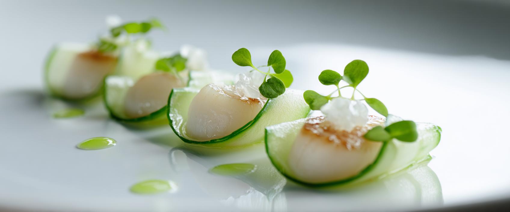 Sashimi van coquille met komkommer, shiso-olie en dashi-gelei